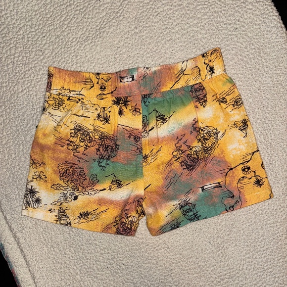 Cute beach themed shorts - Picture 2 of 6
